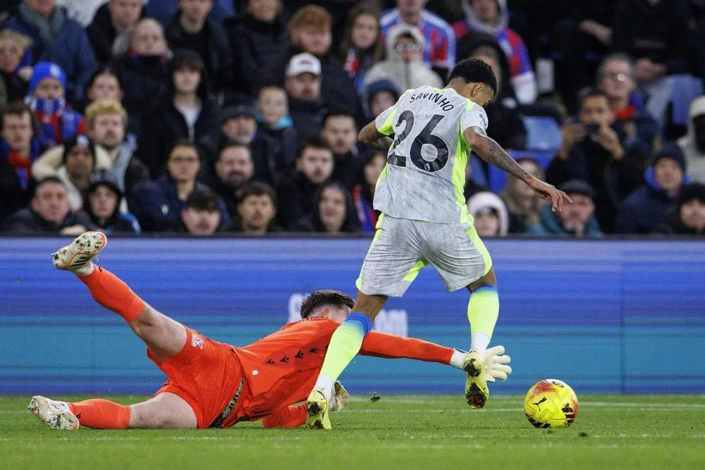 Savinho durante un partido contra el Crystal Palace