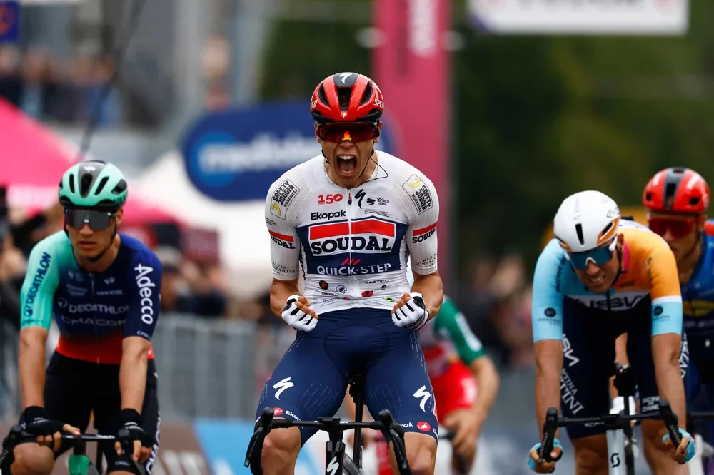 Magnier se desquita en el Giro con victoria en un caótico final