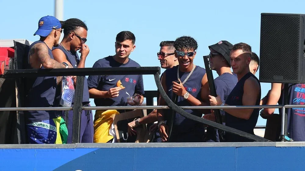 Lamine, junto a Casadó, en el bus de la rúa de los campeones
