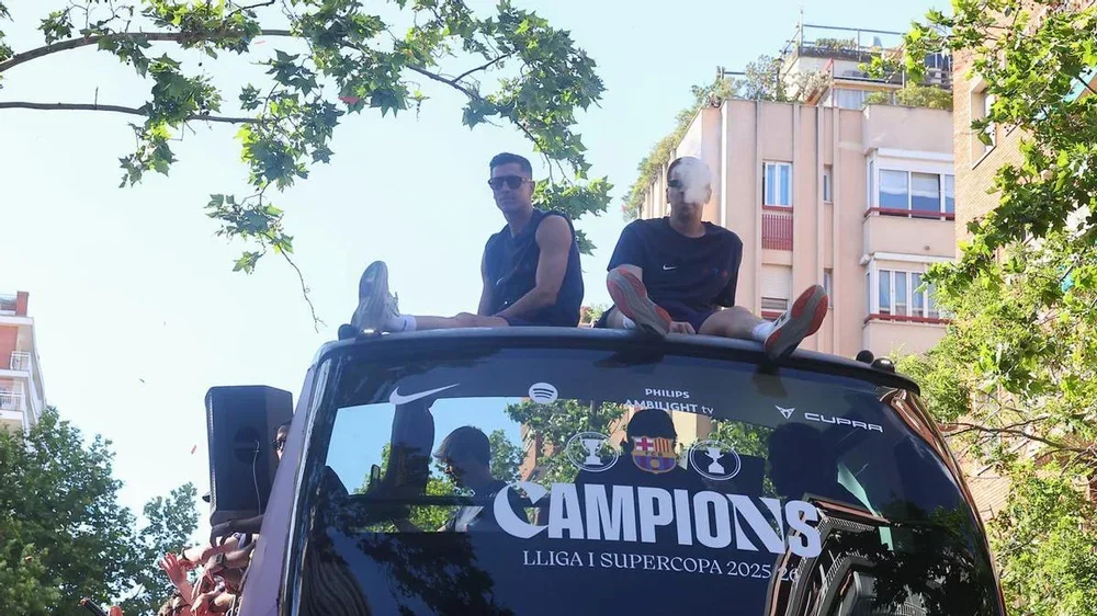 Lewandowski y Szczesny, en la rúa de campeones del Barça